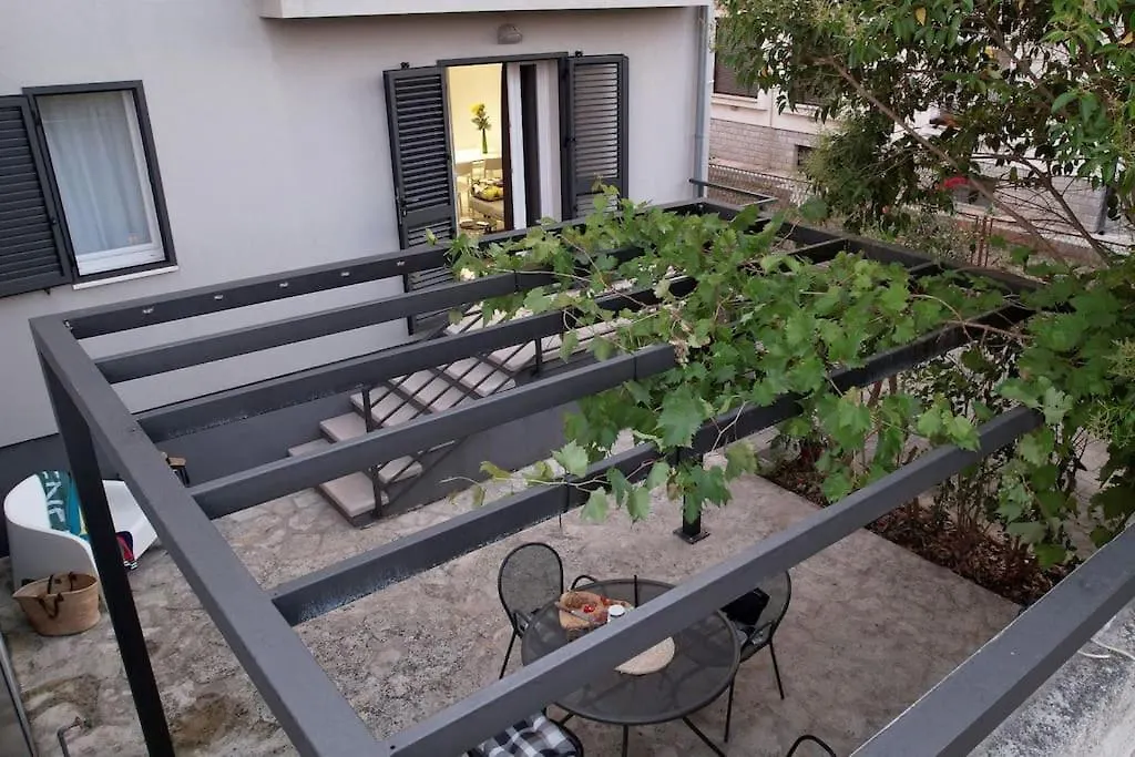 Apartments Bina زادار
