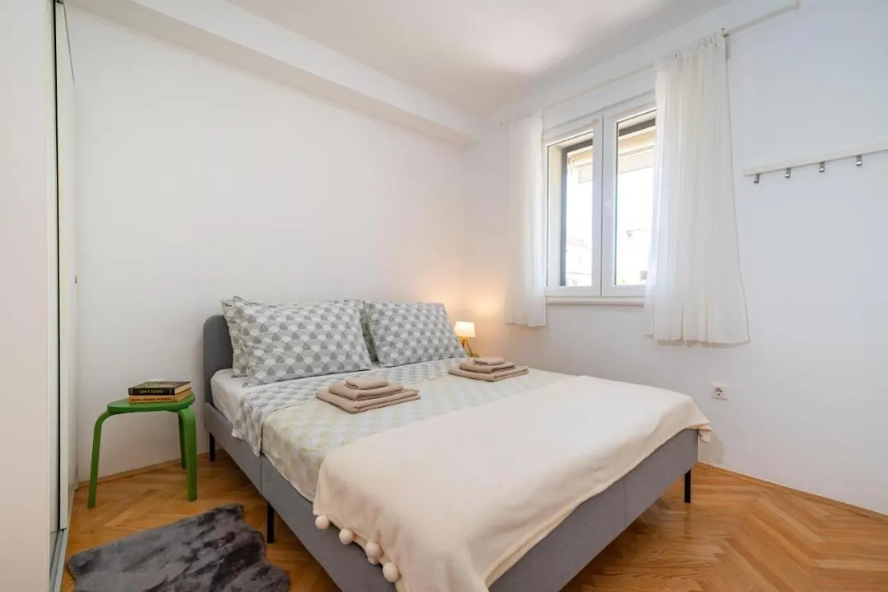 Apartments Bina زادار
